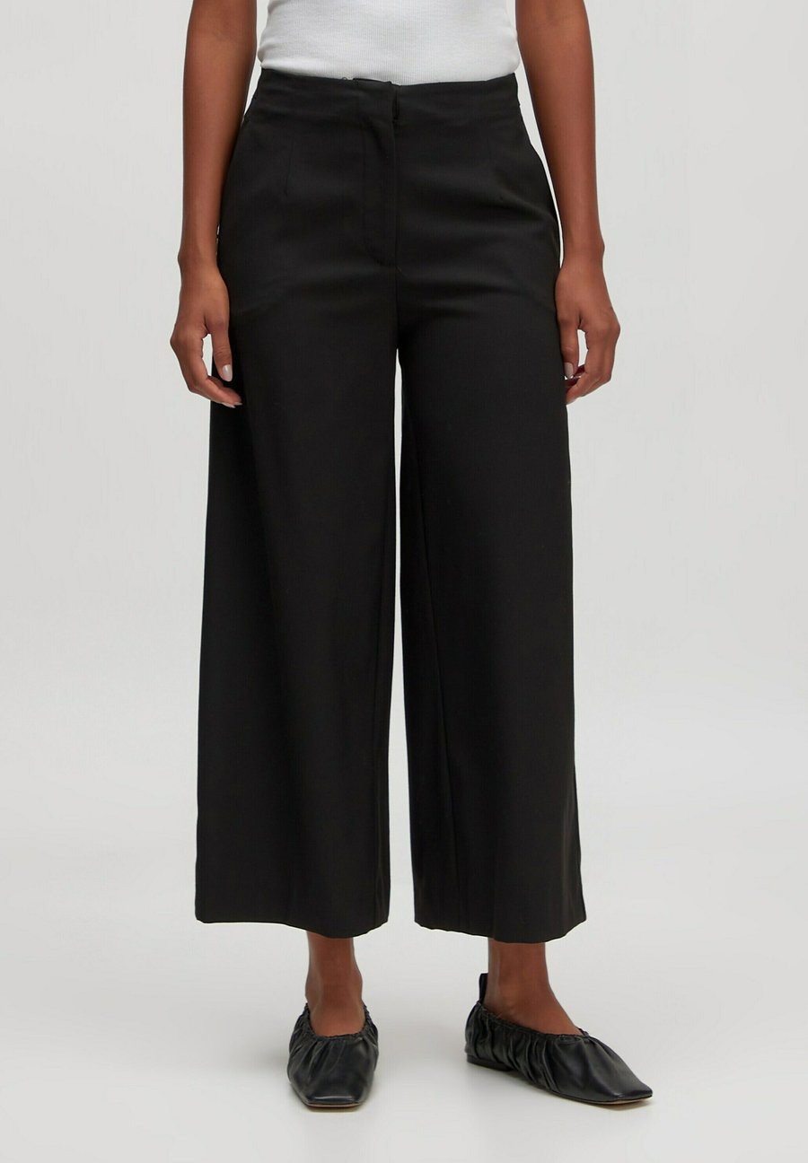 Брюки EDITED Trousers, Schwarz/Black
Брюки EDITED Trousers, Schwarz/Black