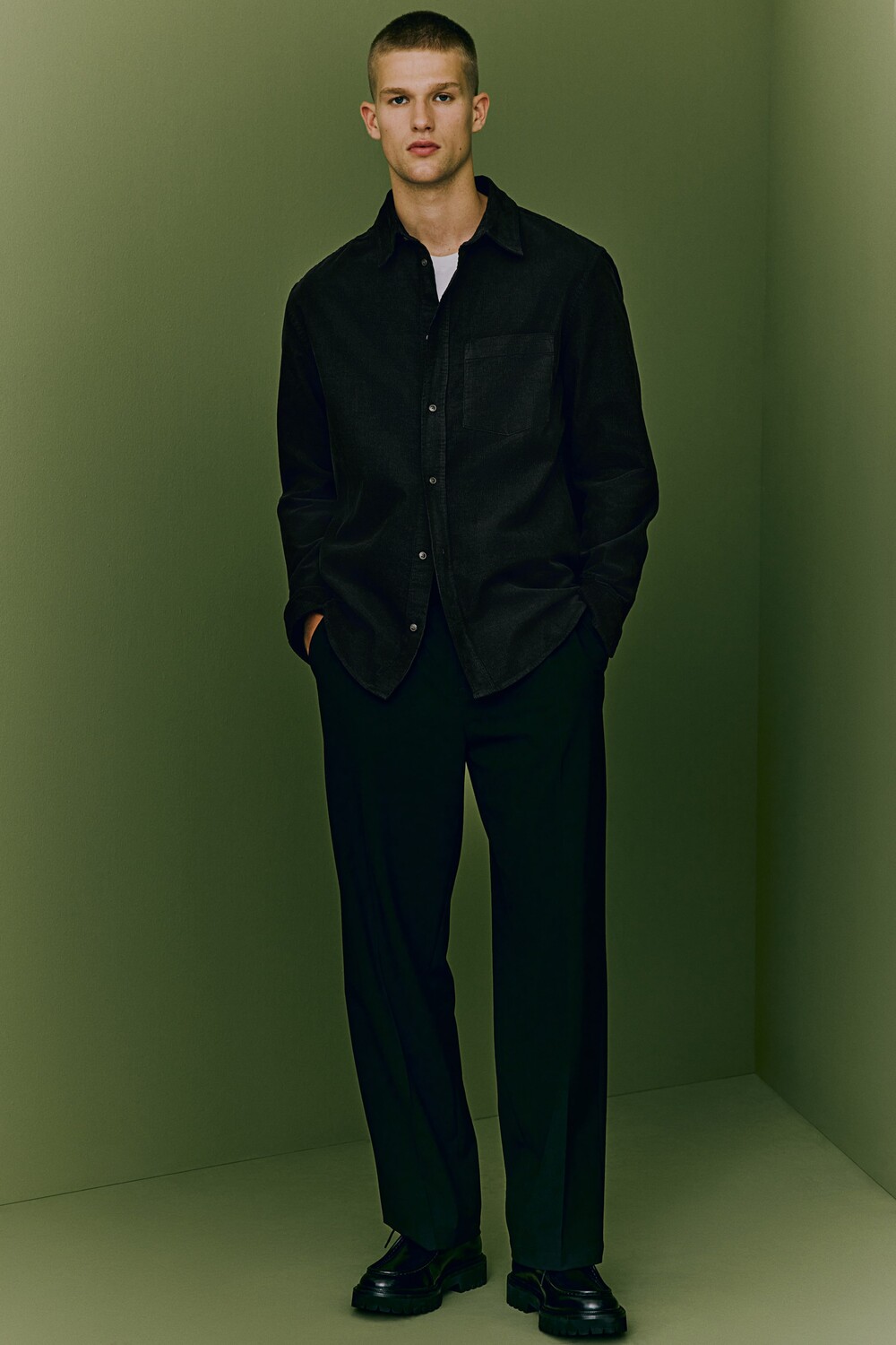 Вельветовая рубашка стандартного кроя H&M, черный
Вельветовая рубашка стандартного кроя H&M, черный