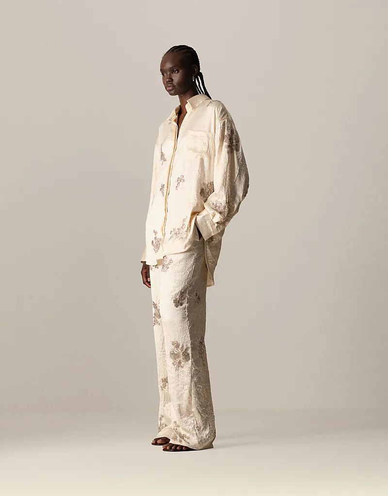 Брючный комплект ARRANGE из жатого атласа с цветочным узором в кремовом цвете
Брючный комплект ARRANGE из жатого атласа с цветочным узором в кремовом цвете