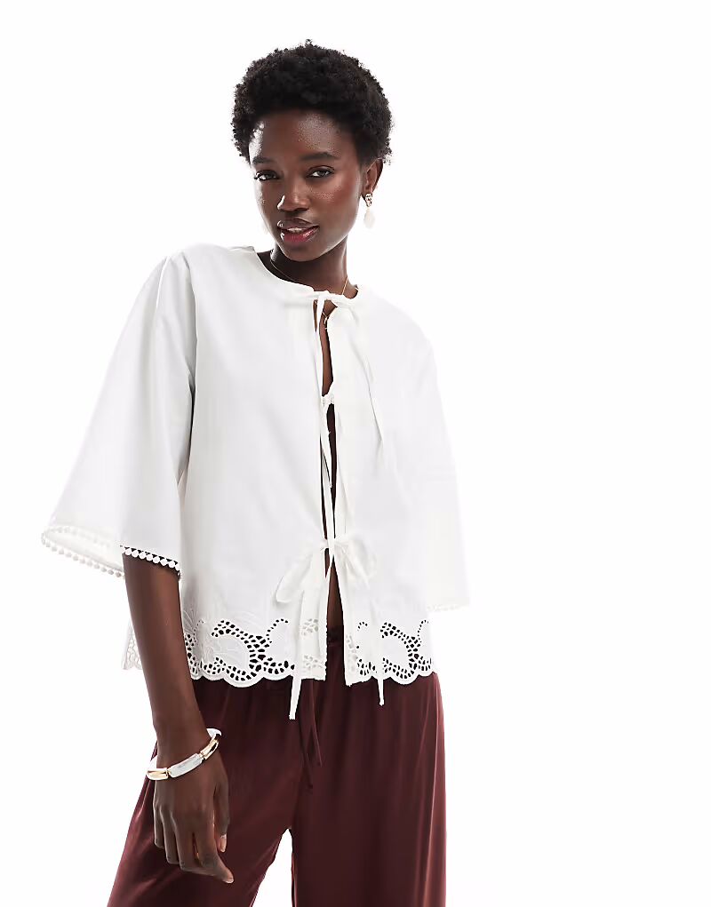 ONLY белый топ с вышивкой и рукавами 3/4, завязкой спереди 
ONLY белый топ с вышивкой и рукавами 3/4, завязкой спереди