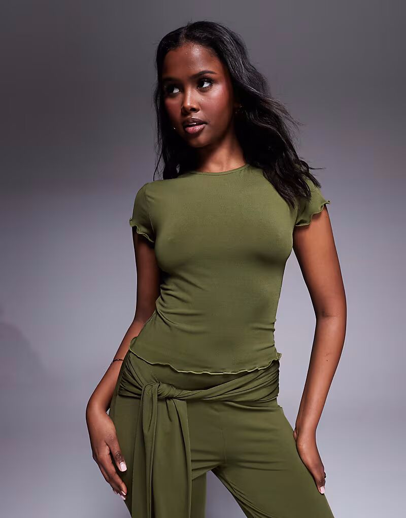 Облегающий топ с короткими рукавами и салатовой каймой цвета хаки от ASOS DESIGN
Облегающий топ с короткими рукавами и салатовой каймой цвета хаки от ASOS DESIGN