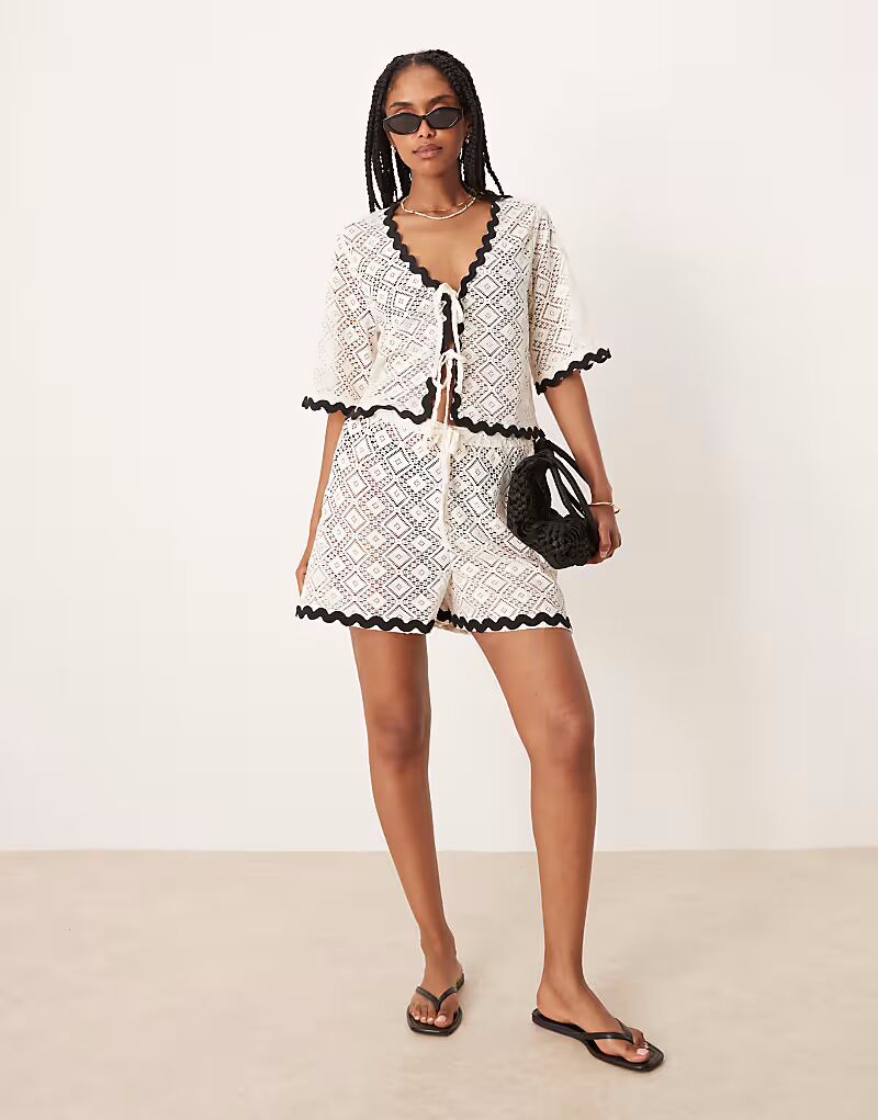 Пляжный короткий комбинезон Aray с контрастной отделкой белого цвета
Пляжный короткий комбинезон Aray с контрастной отделкой белого цвета