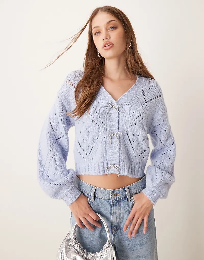 Эксклюзивный кардиган с рукавами-фонариками и бантом из страз синего цвета, отделанный ажурной строчкой The Frolic
Эксклюзивный кардиган с рукавами-фонариками и бантом из страз синего цвета, отделанный ажурной строчкой The Frolic