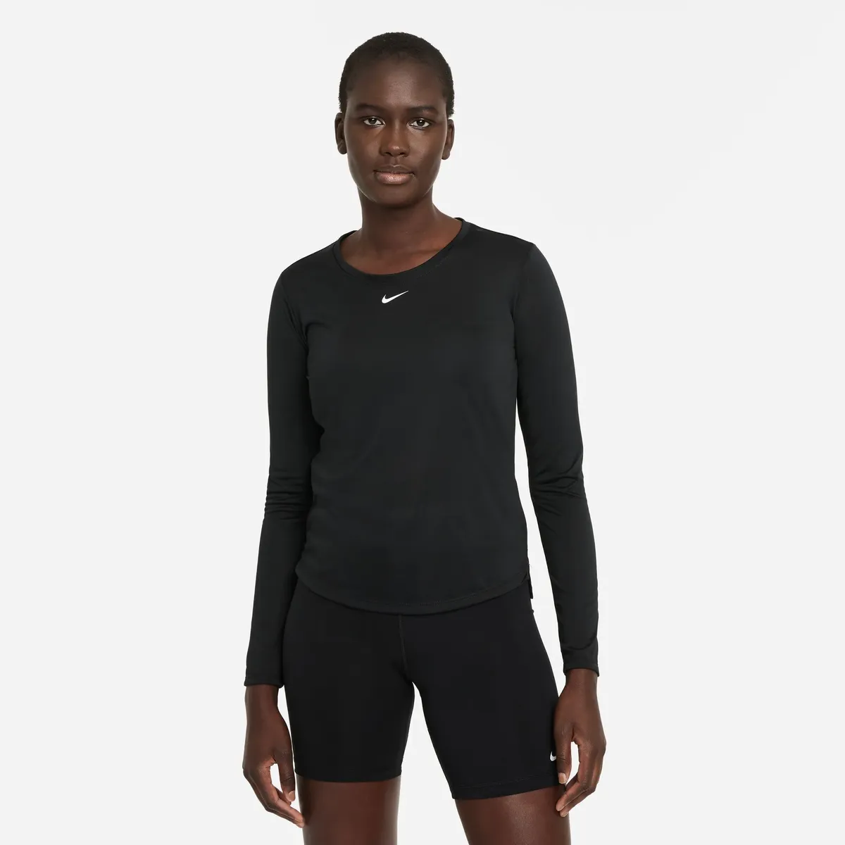 Тренировочная рубашка Nike "DRI-FIT ONE WOMEN'S STANDARD FIT LONG-SLEEVE TOP", черный
Тренировочная рубашка Nike "DRI-FIT ONE WOMEN'S STANDARD FIT LONG-SLEEVE TOP", черный