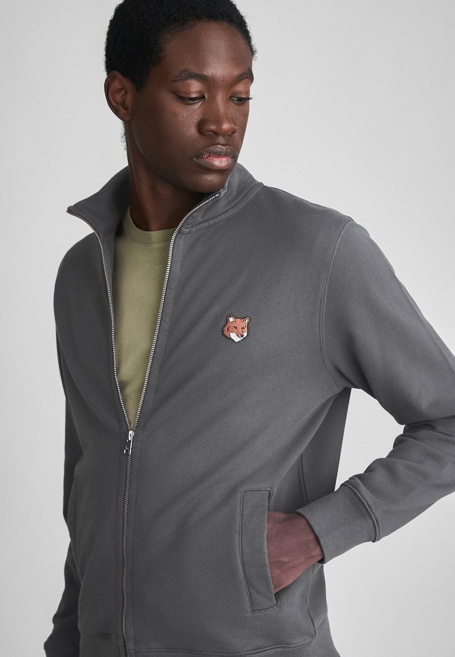 Толстовка Maison Kitsuné FOX HEAD ZIPPED REGULAR, Charcoal/Dark Grey
Толстовка Maison Kitsuné FOX HEAD ZIPPED REGULAR, Charcoal/Dark Grey