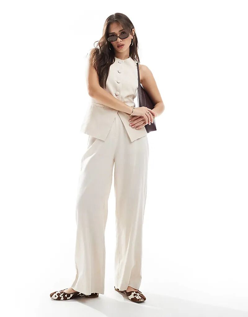 Льняные брюки-клеш New Look цвета «песок»
Льняные брюки-клеш New Look цвета «песок»