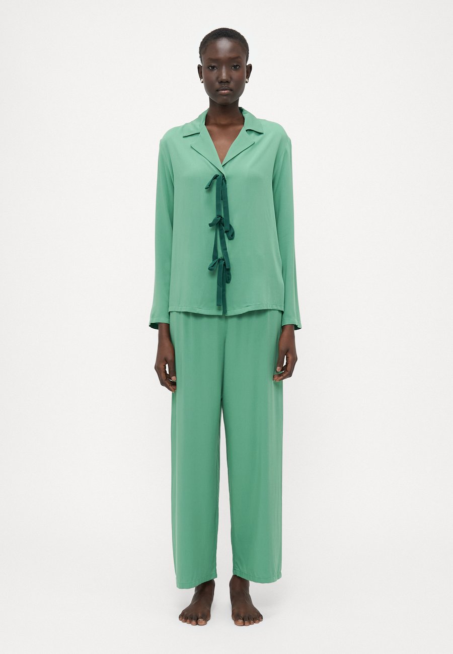 Пижамный комплект Sleeper THE BOW PAJAMA, Green
Пижамный комплект Sleeper THE BOW PAJAMA, Green
