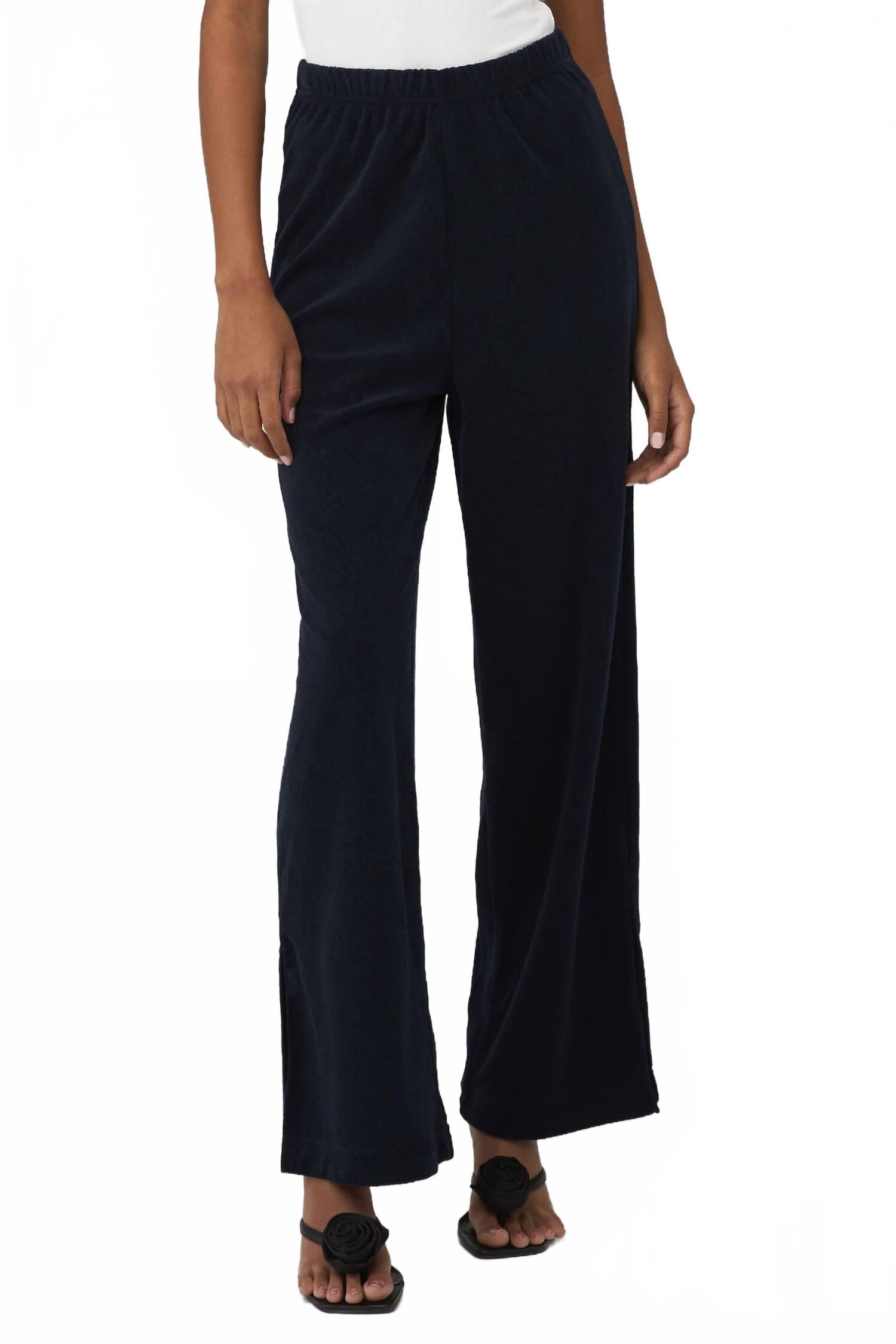 Женские уютные брюки Harlow Terry в цвете Midnight Araminta James, Midnight
Женские уютные брюки Harlow Terry в цвете Midnight Araminta James, Midnight