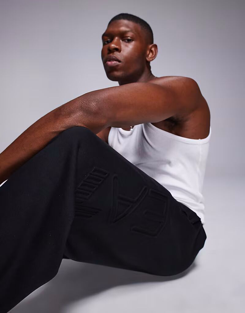 Джоггеры Armani EA7 с тисненым логотипом черного цвета
Джоггеры Armani EA7 с тисненым логотипом черного цвета