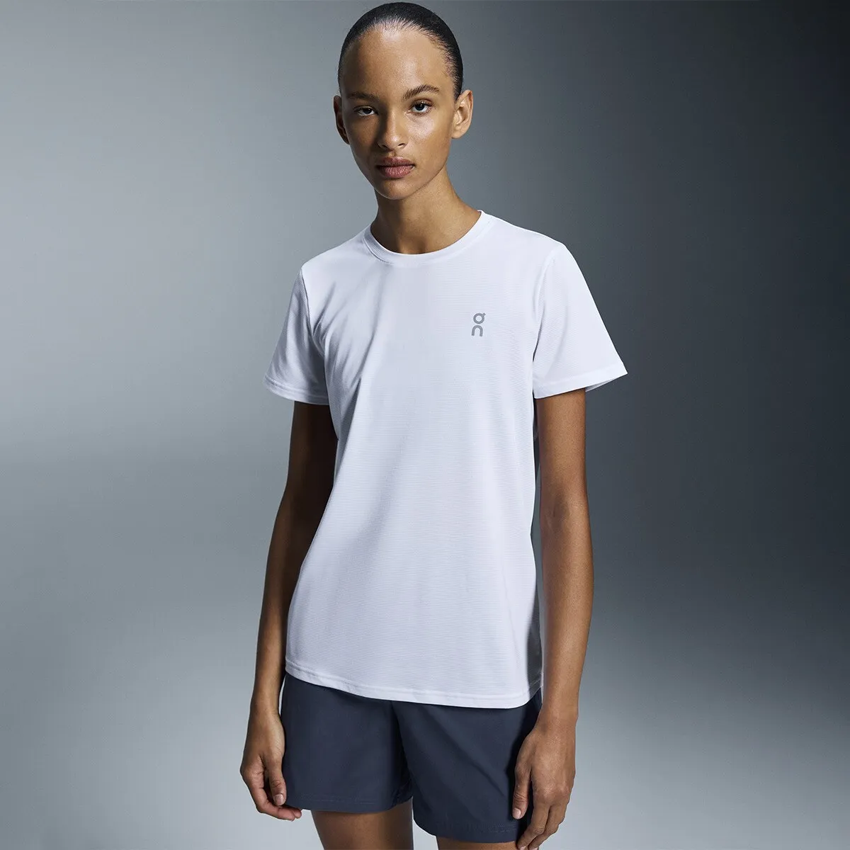 Core-T на женской футболке On, белый 
Core-T на женской футболке On, белый