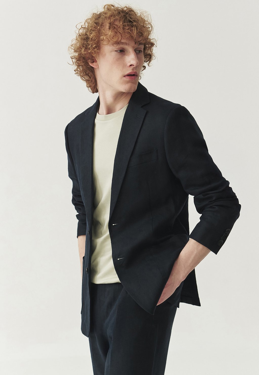 Пиджак-блейзер MATEO TATUUM, темно-синий
Пиджак-блейзер MATEO TATUUM, темно-синий