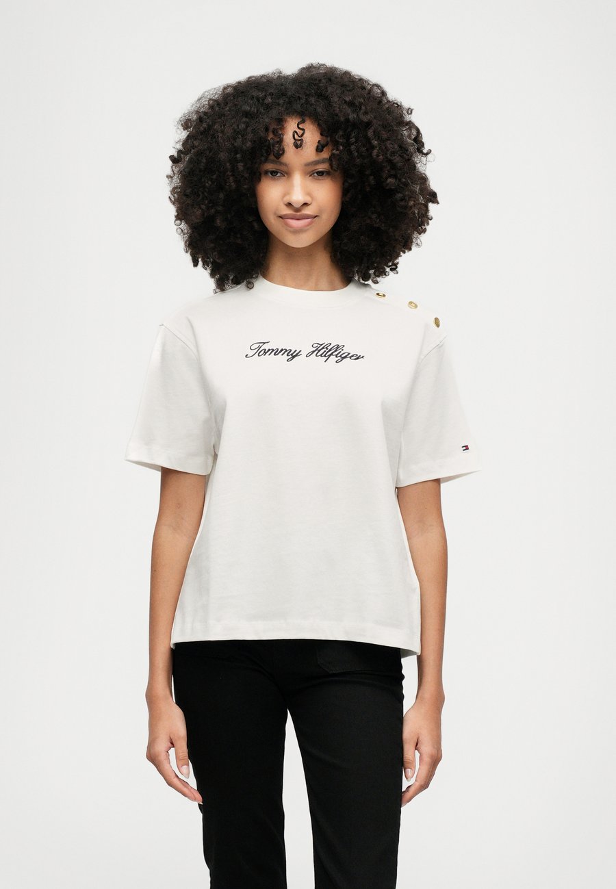 Футболка Tommy Hilfiger SCRIPT TEE, Ecru/Off-White, Белый, Футболка Tommy Hilfiger SCRIPT TEE, Ecru/Off-White
Футболка Tommy Hilfiger SCRIPT TEE, Ecru/Off-White, Белый, Футболка Tommy Hilfiger SCRIPT TEE, Ecru/Off-White