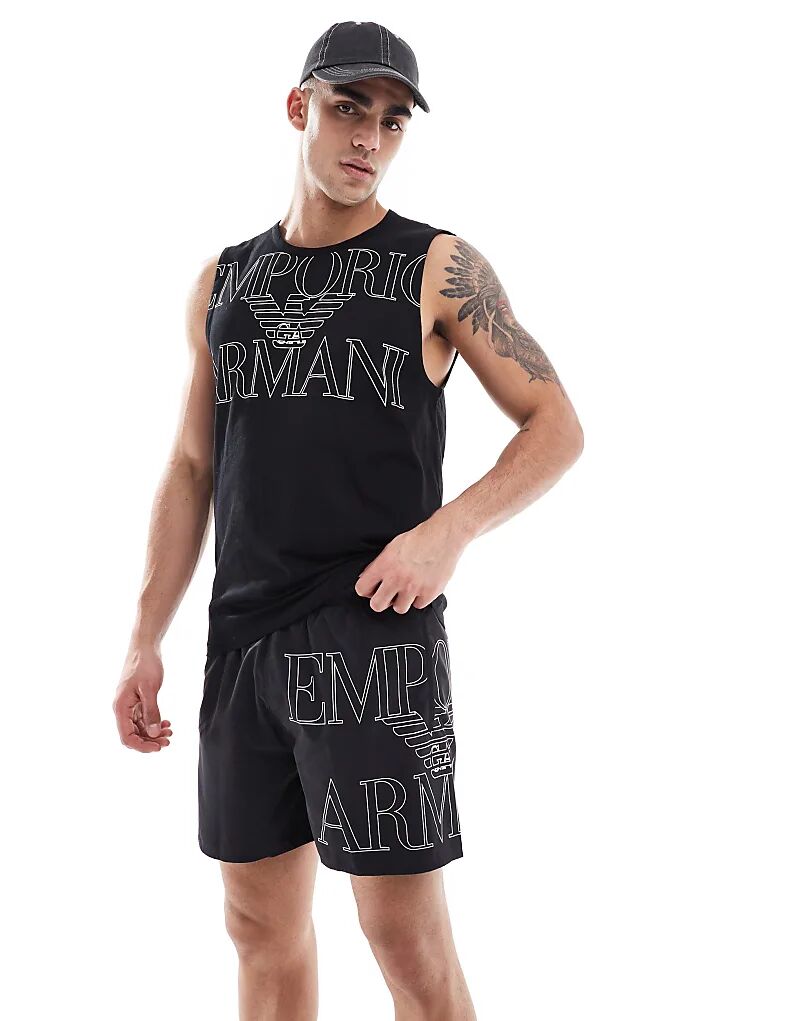 Плавки-шорты с логотипом Emporio Armani черного цвета — часть комплекта
Плавки-шорты с логотипом Emporio Armani черного цвета — часть комплекта