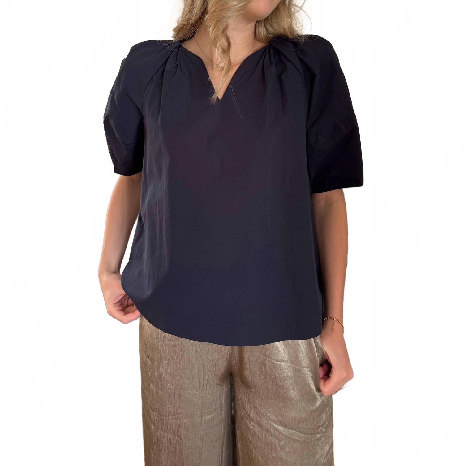 Эми Топ с V-образным вырезом и пышными рукавами из хлопка в темно-синем цвете PINCH 
Эми Топ с V-образным вырезом и пышными рукавами из хлопка в темно-синем цвете PINCH