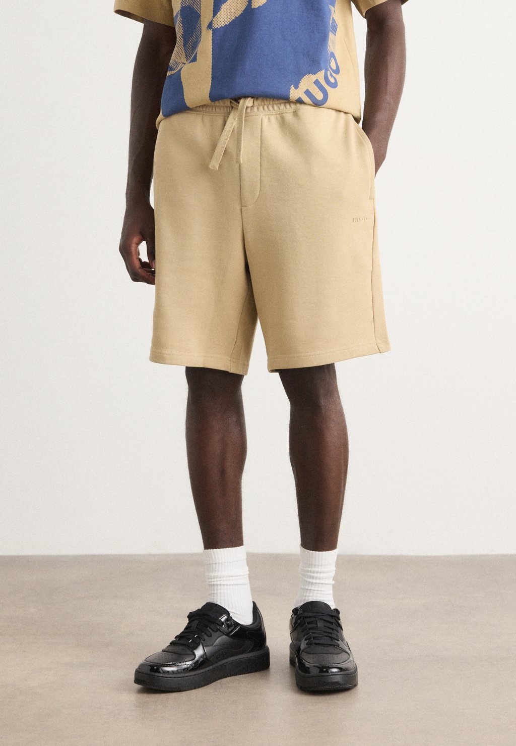 Шорты DAYONO - Tracksuit bottoms HUGO, бежевый
Шорты DAYONO - Tracksuit bottoms HUGO, бежевый