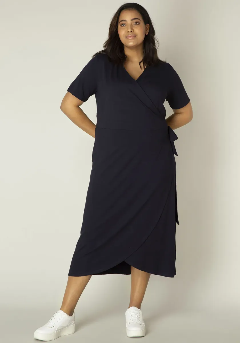 Платье с запахом Base Level Curvy "Abbie", мягкая, струящаяся смесовая вискоза, синий
Платье с запахом Base Level Curvy "Abbie", мягкая, струящаяся смесовая вискоза, синий