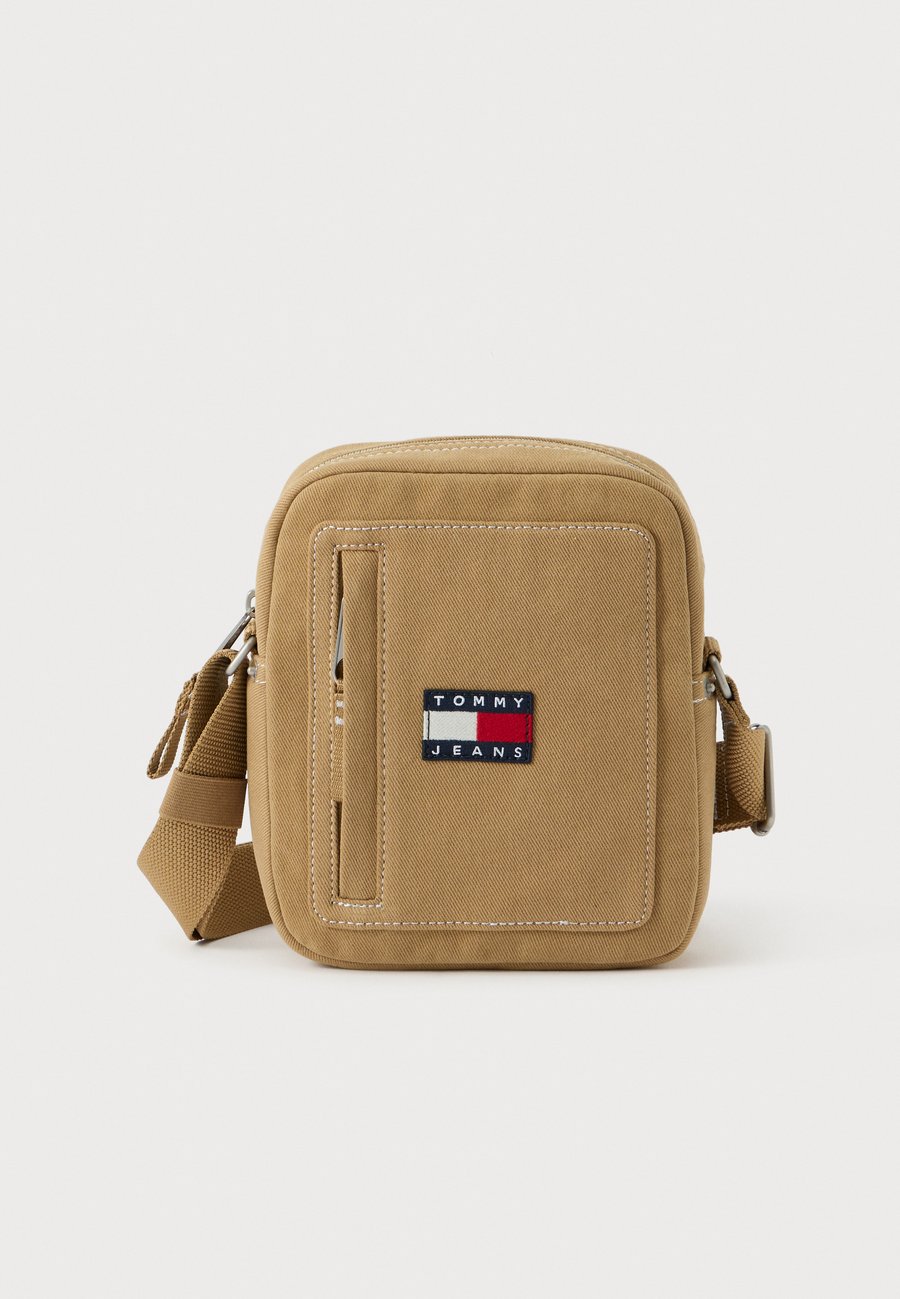Сумка кросс-боди Tommy Jeans UTILITY REPORTER, Dark Dune/Beige
Сумка кросс-боди Tommy Jeans UTILITY REPORTER, Dark Dune/Beige