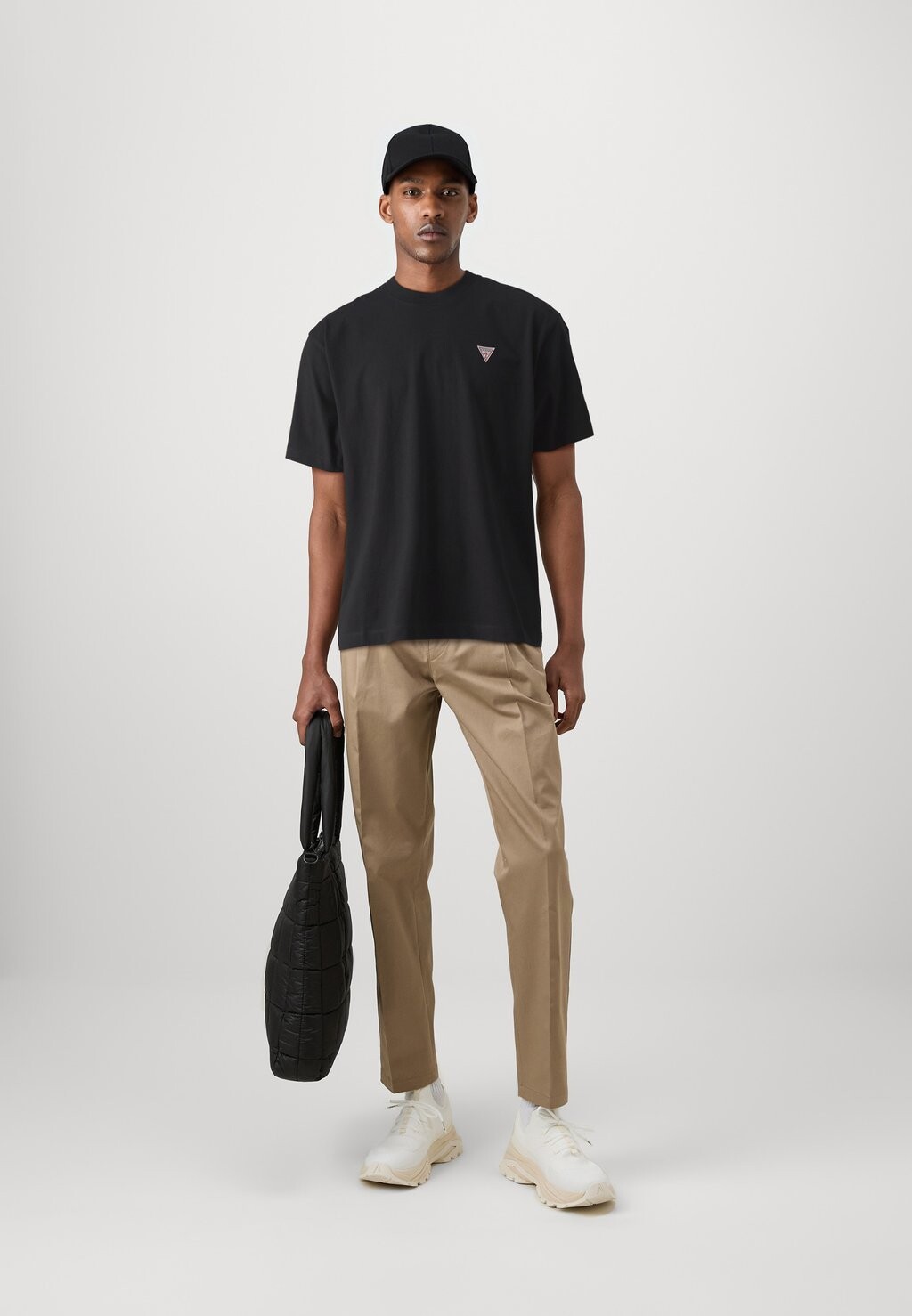 Базовая футболка Tee Guess, угольно-черная
Базовая футболка Tee Guess, угольно-черная