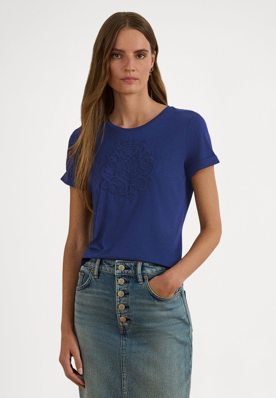 Футболка Lauren Ralph Lauren EMBROIDERED-LOGO COTTON-MODAL JERSEY TEE, Refined Navy/Dark Blue, Красный, Футболка Lauren Ralph Lauren EMBROIDERED-LOGO COTTON-MODAL JERSEY TEE, Refined Navy/Dark Blue
Футболка Lauren Ralph Lauren EMBROIDERED-LOGO COTTON-MODAL JERSEY TEE, Refined Navy/Dark Blue, Красный, Футболка Lauren Ralph Lauren EMBROIDERED-LOGO COTTON-MODAL JERSEY TEE, Refined Navy/Dark Blue