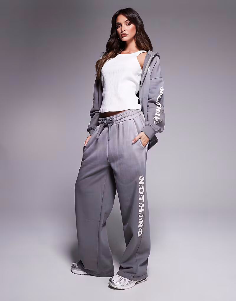 Свободные брюки-джоггеры прямого кроя с мотивом Good For Nothing в антрацитовом цвете
Свободные брюки-джоггеры прямого кроя с мотивом Good For Nothing в антрацитовом цвете