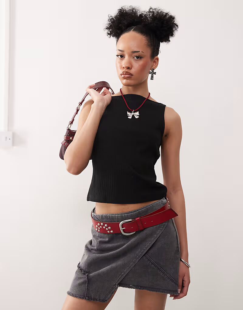 Майка-лодочка COLLUSION черного цвета с отделкой в рубчик
Майка-лодочка COLLUSION черного цвета с отделкой в рубчик