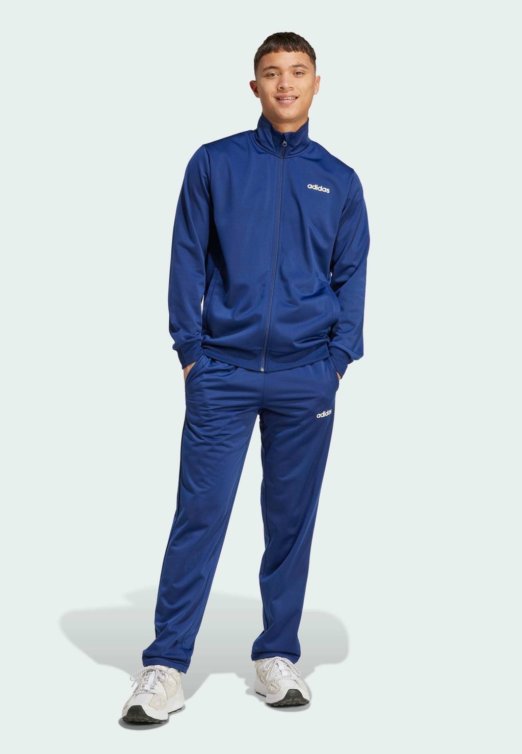 Спортивный костюм LINEAR SET Adidas Sportswear, темно-синий
Спортивный костюм LINEAR SET Adidas Sportswear, темно-синий