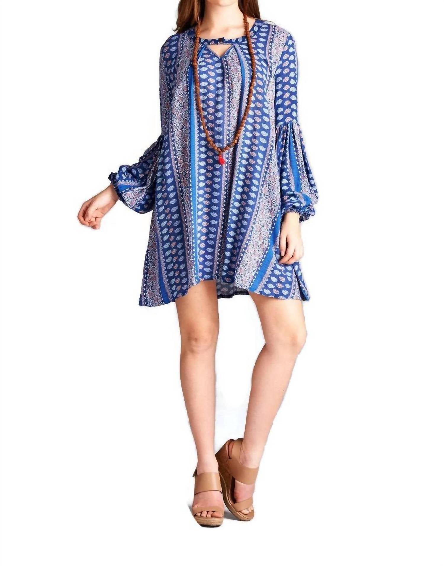 Платье с цветочным принтом и узором «замочная скважина» синего цвета Velzera
Платье с цветочным принтом и узором «замочная скважина» синего цвета Velzera