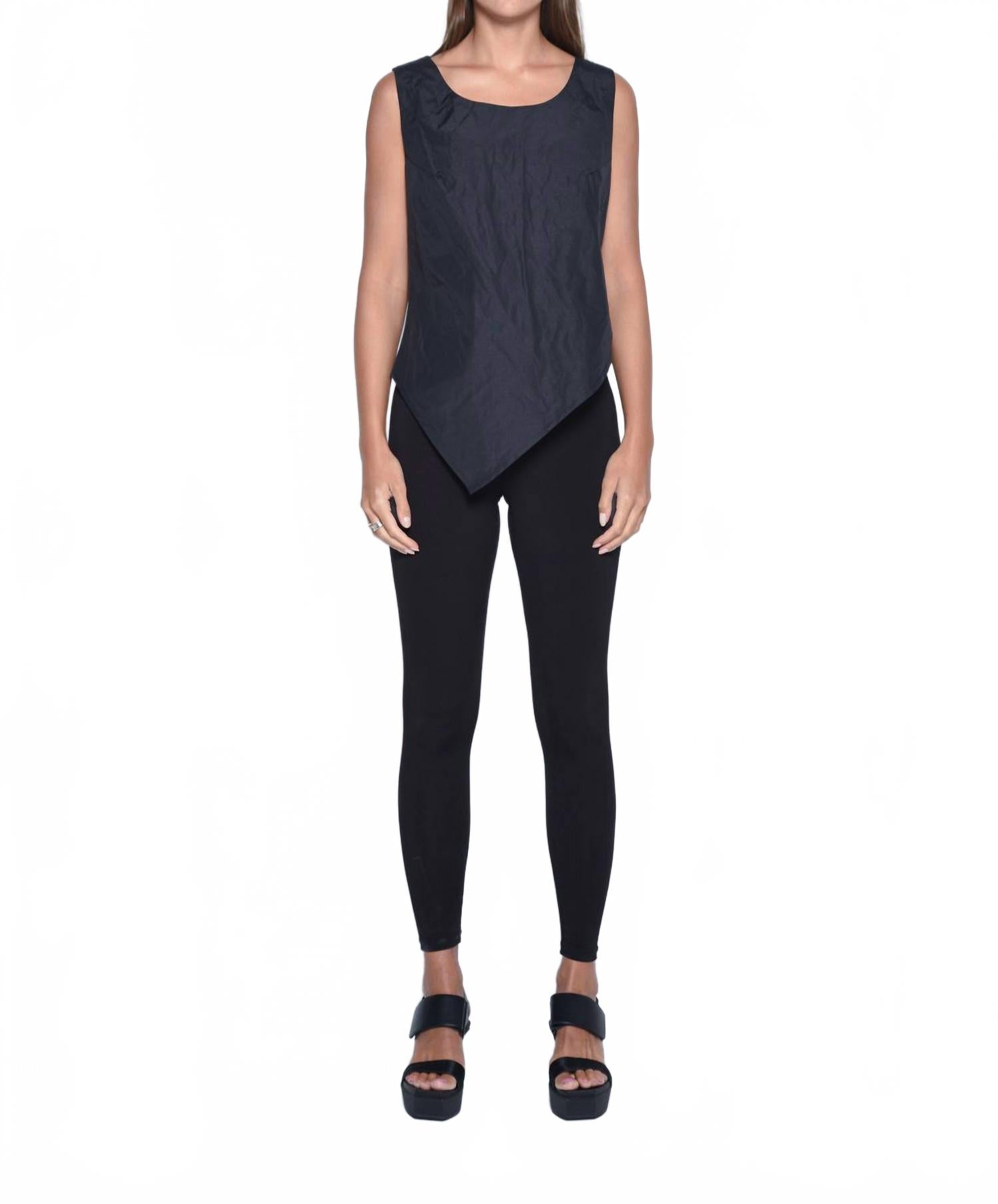 Черный топ с асимметричным подолом Simply Mila
Черный топ с асимметричным подолом Simply Mila