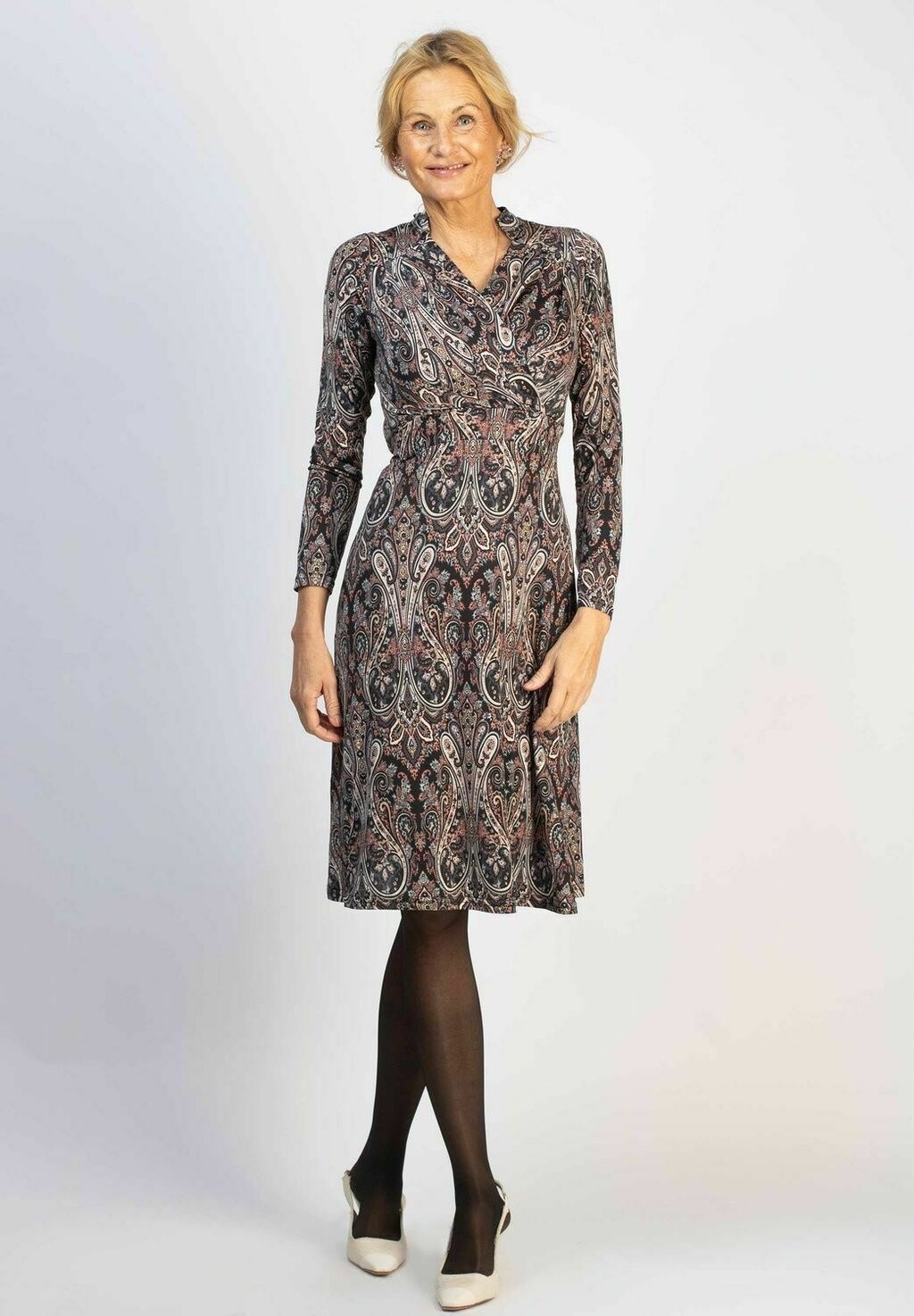 Повседневное платье PAULINE PAISLEY Stockholms Klänningsfabrik, мультиколор 
Повседневное платье PAULINE PAISLEY Stockholms Klänningsfabrik, мультиколор
