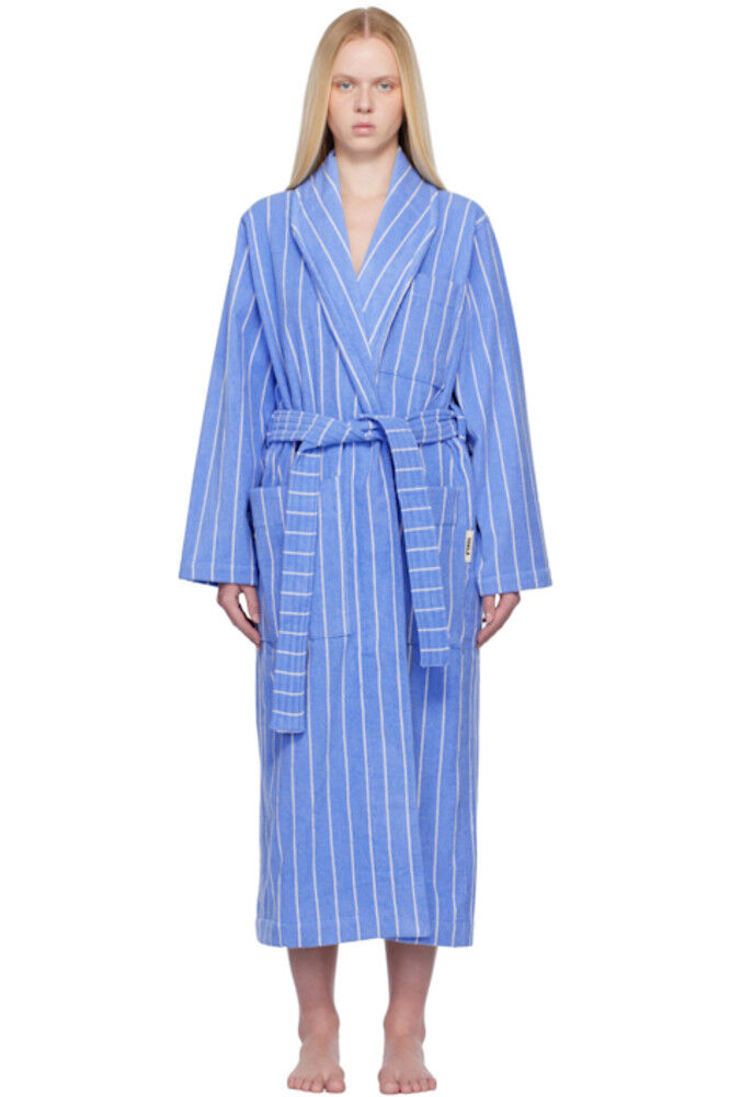 Классический махровый халат синего и белого цвета Tekla
Классический махровый халат синего и белого цвета Tekla