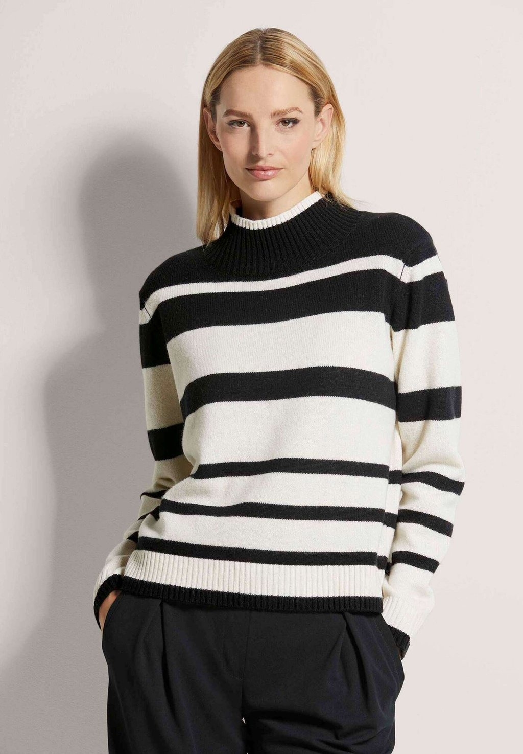 Джемпер RUNDHALS- IM STREIFEN-LOOK MADELEINE, черный
Джемпер RUNDHALS- IM STREIFEN-LOOK MADELEINE, черный