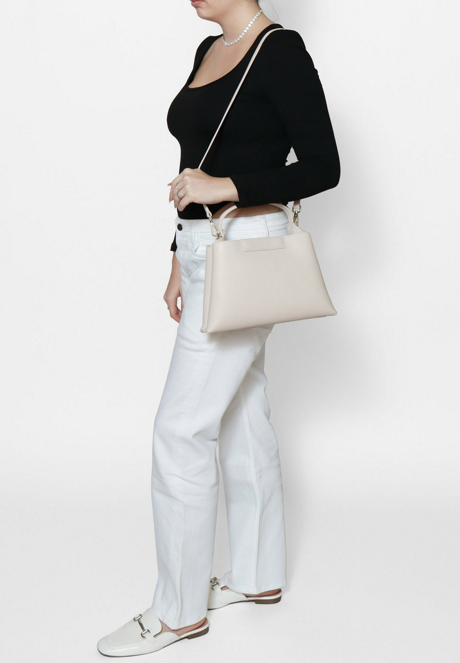 Сумка Chiara Ferretti Handbag, Beige
Сумка Chiara Ferretti Handbag, Beige