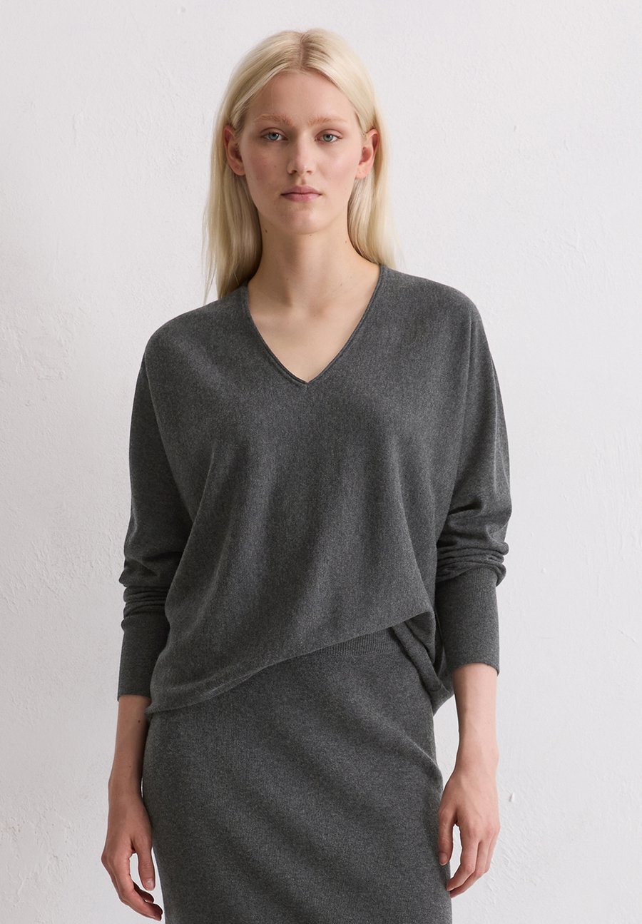 Джемпер Marc O'Polo LONGSLEEVE V-NECK, Night Grey Melange/Dark Grey
Джемпер Marc O'Polo LONGSLEEVE V-NECK, Night Grey Melange/Dark Grey