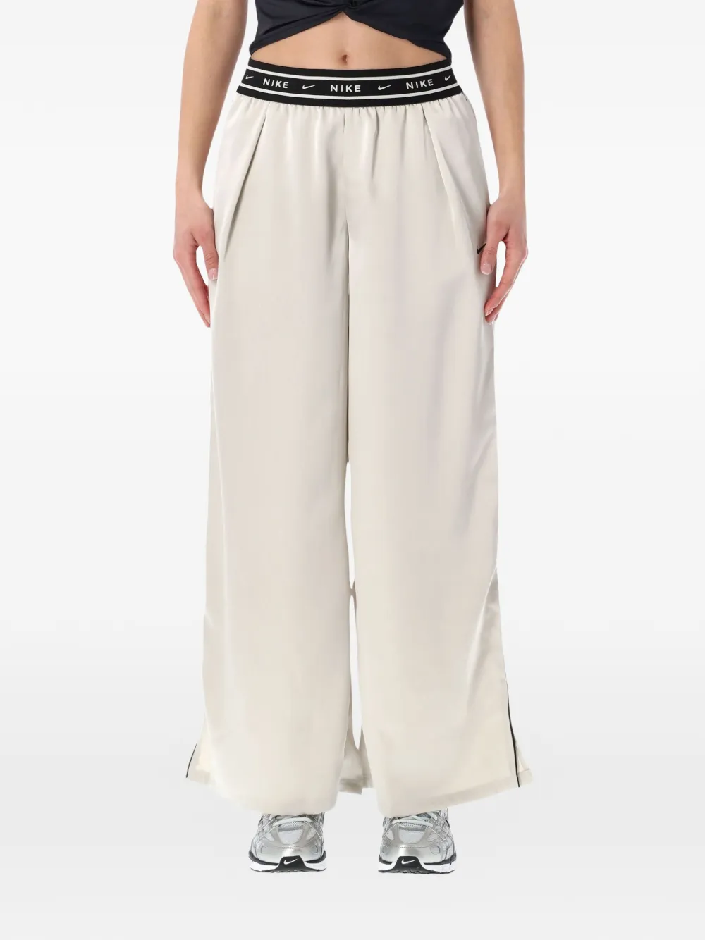 Брюки с вышитым логотипом Nike, бежевый
Брюки с вышитым логотипом Nike, бежевый