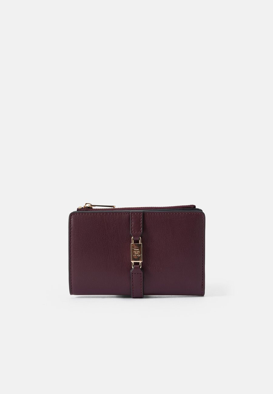 Кошелек Tommy Hilfiger GLAM BIFOLD WALLET, Marzemino/Bordeaux
Кошелек Tommy Hilfiger GLAM BIFOLD WALLET, Marzemino/Bordeaux
