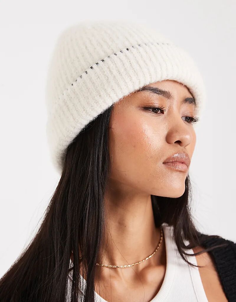 Шерстяная шапочка Miss Selfridge с декоративной отделкой, кремового цвета с черной строчкой
Шерстяная шапочка Miss Selfridge с декоративной отделкой, кремового цвета с черной строчкой