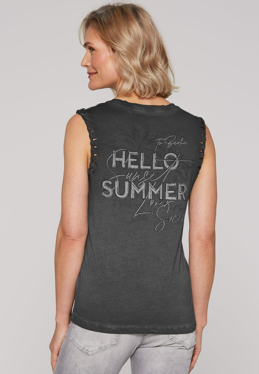 Топ MIT FLECHTKANTE AM ARMAUSSCHNITT UND RÜCKEN-ARTWORK Soccx, черный
Топ MIT FLECHTKANTE AM ARMAUSSCHNITT UND RÜCKEN-ARTWORK Soccx, черный