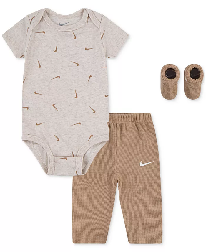 Комплект для мальчика: боди, штанишки вафельные и носочки, 3 предмета Nike, коричневый/бежевый
Комплект для мальчика: боди, штанишки вафельные и носочки, 3 предмета Nike, коричневый/бежевый