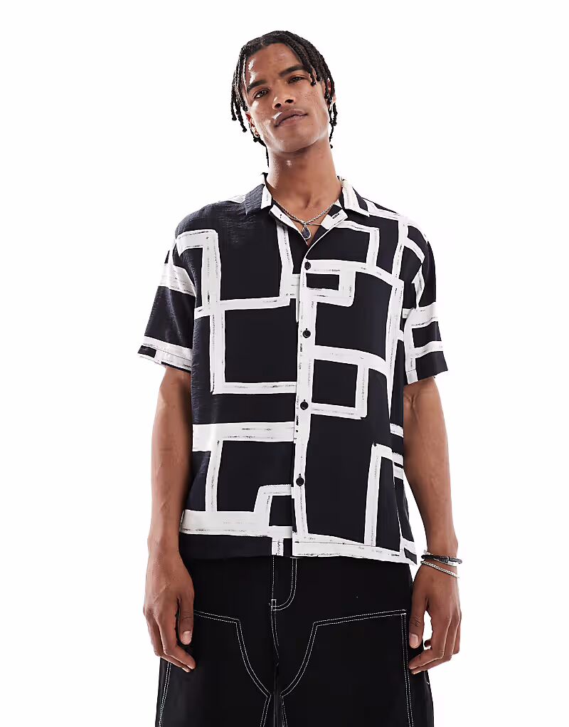 Рубашка Bershka с геометрическим узором черного цвета
Рубашка Bershka с геометрическим узором черного цвета