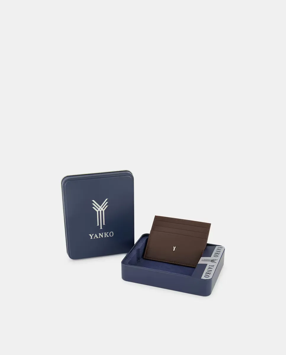 Коричневый кожаный держатель для карт на шесть карт Yanko
Коричневый кожаный держатель для карт на шесть карт Yanko