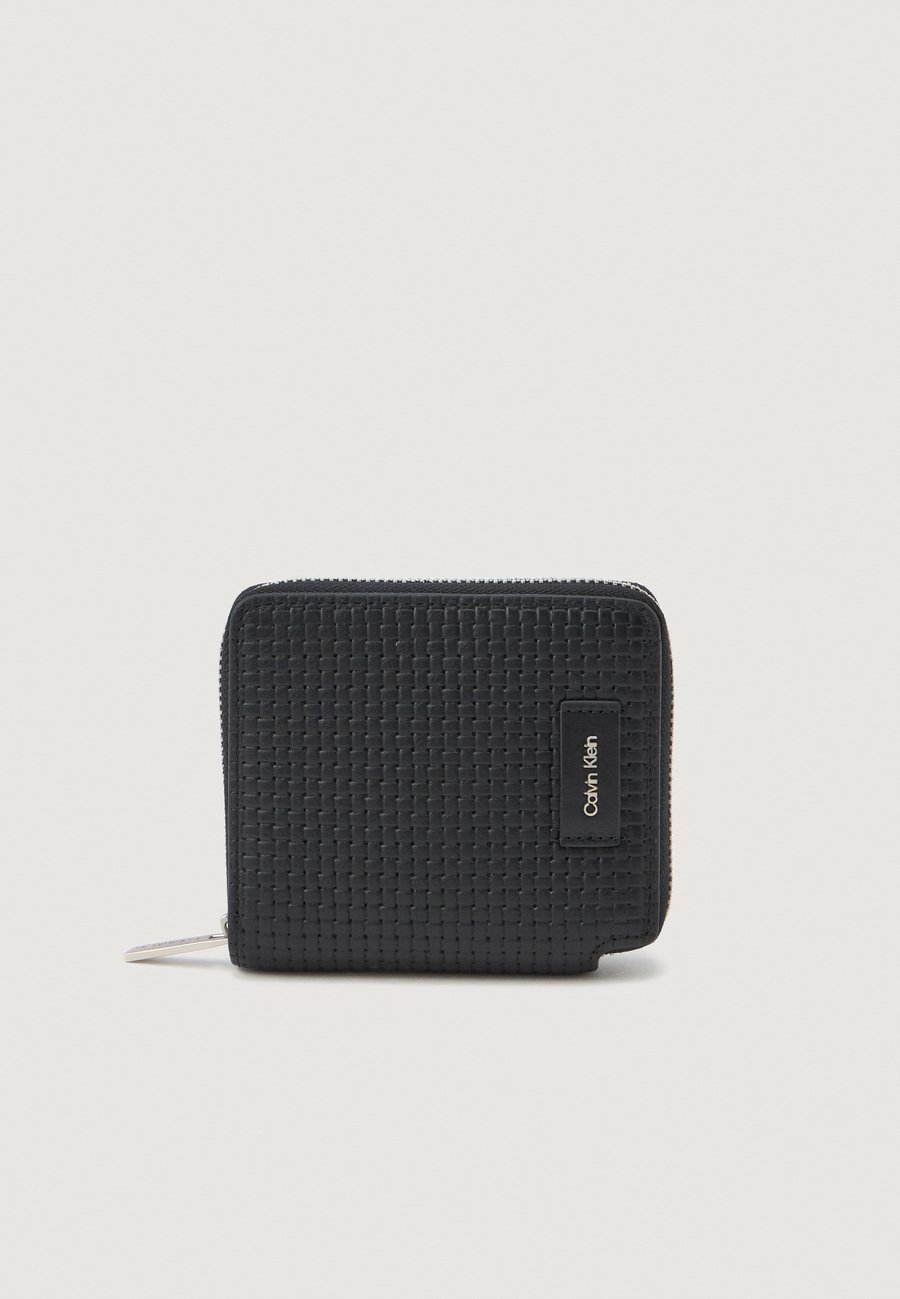 Кошелек Calvin Klein EMBOSSED ZIP BILLFOLD, Black
Кошелек Calvin Klein EMBOSSED ZIP BILLFOLD, Black