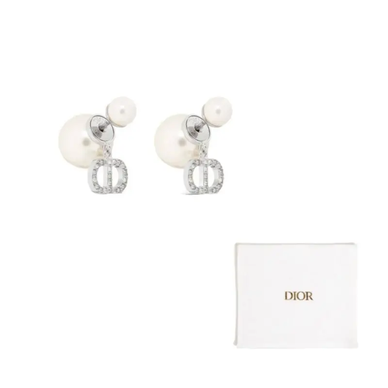 DIOR Серьги из смоляных бусин женские белые
DIOR Серьги из смоляных бусин женские белые