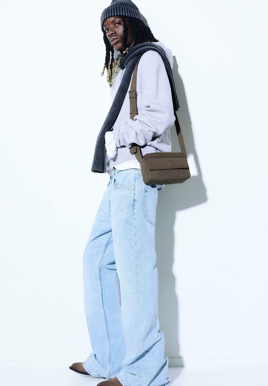Сумка кросс-боди PULL&BEAR SHOULDER, Brown
Сумка кросс-боди PULL&BEAR SHOULDER, Brown
