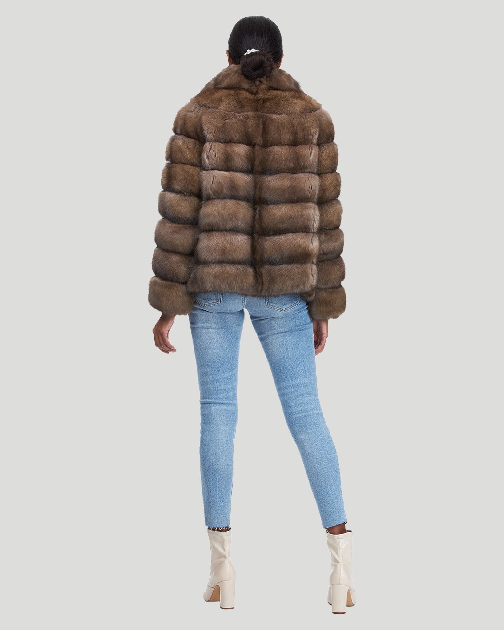 Горизонтальный жакет из русского соболя с кожаным поясом Gorski, цвет graphite
Горизонтальный жакет из русского соболя с кожаным поясом Gorski, цвет graphite