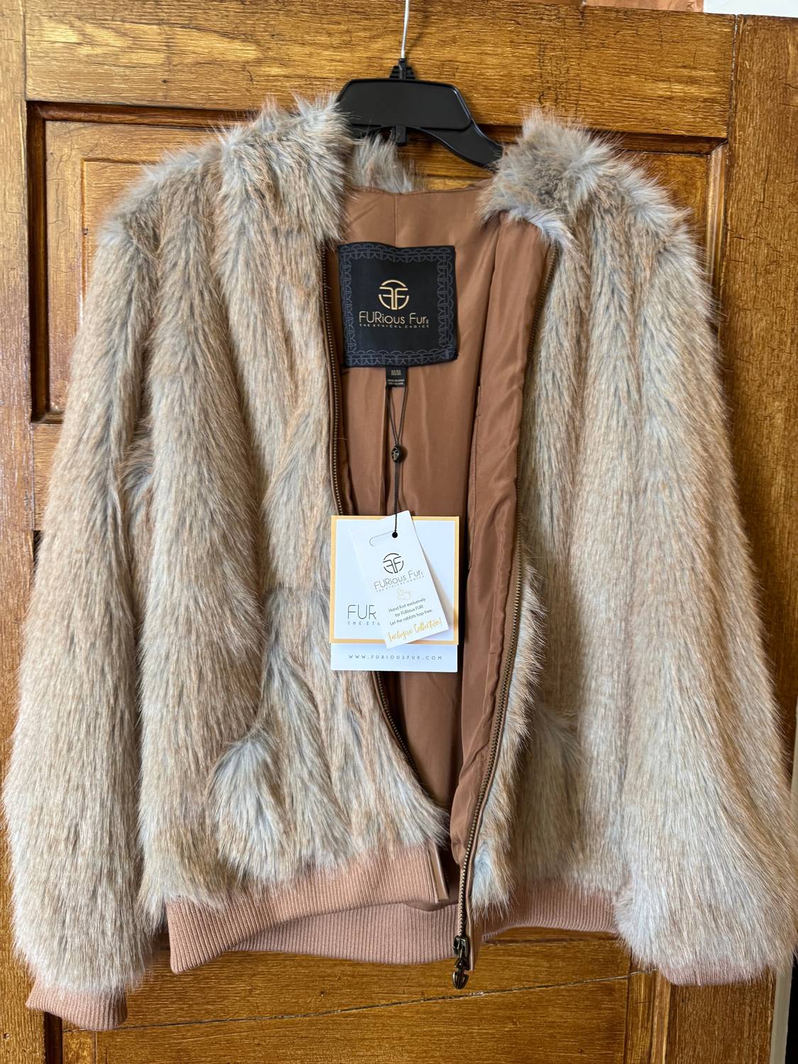 Furious Fur Женская толстовка с капюшоном из страусиной кожи коричневого цвета
Furious Fur Женская толстовка с капюшоном из страусиной кожи коричневого цвета