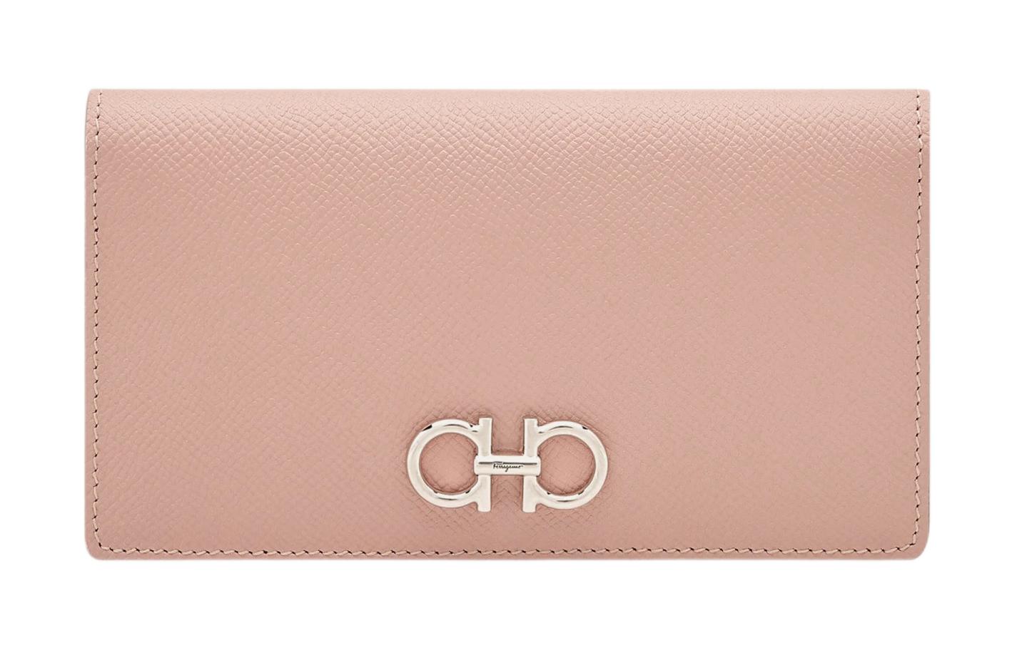 Кошелёк FERRAGAMO GANCINI из тиснёной телячьей кожи для женщин нежно-розового цвета
Кошелёк FERRAGAMO GANCINI из тиснёной телячьей кожи для женщин нежно-розового цвета