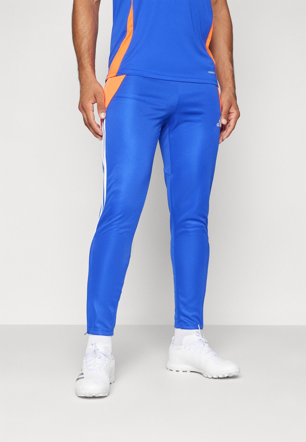 Низ тренировочного костюма Tiro Training Pant Slim adidas Performance, прозрачный синий/солнечно-красный/белый
Низ тренировочного костюма Tiro Training Pant Slim adidas Performance, прозрачный синий/солнечно-красный/белый