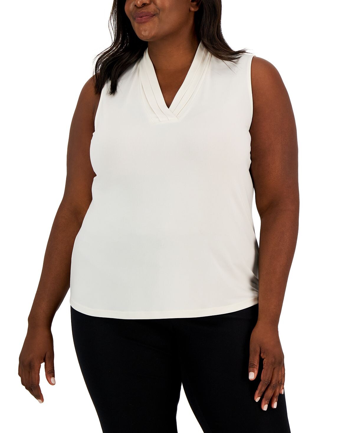 Топ больших размеров с плиссированным вырезом Anne Klein
Топ больших размеров с плиссированным вырезом Anne Klein