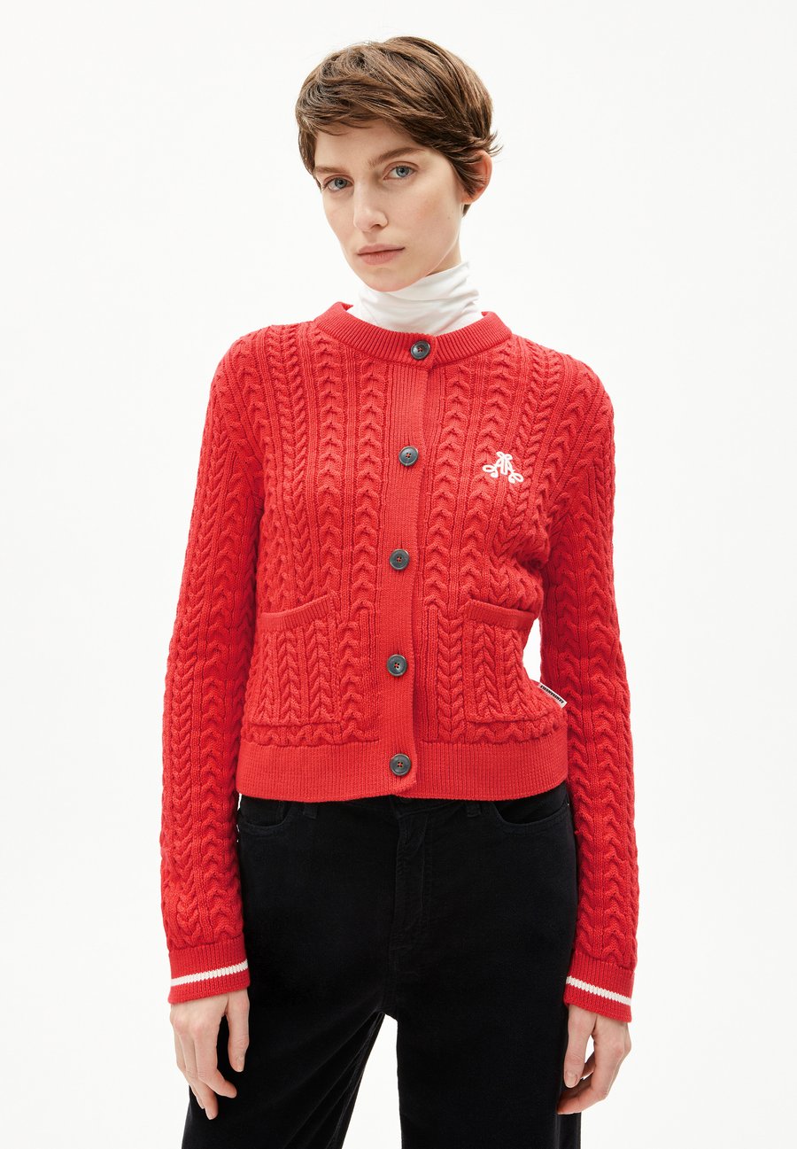 Кардиган ARMEDANGELS JULIAANAS CABLE, Candy Apple-Oatmilk/Red
Кардиган ARMEDANGELS JULIAANAS CABLE, Candy Apple-Oatmilk/Red