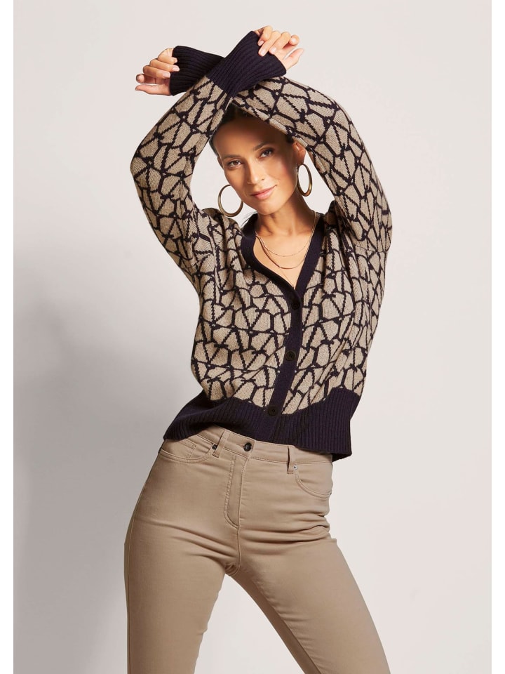 MADELEINE Кардиган с длинными рукавами из жаккардовой ткани с кашемиром карамельного/черного цвета
MADELEINE Кардиган с длинными рукавами из жаккардовой ткани с кашемиром карамельного/черного цвета